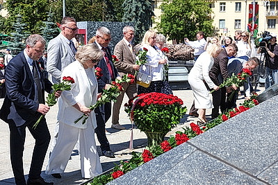 Народное возложение цветов прошло у монумента Победы в Минске