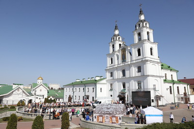 Накануне Пасхи белорусы освящают куличи в храмах и костелах