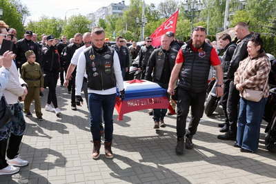 Участники международного мотопробега возложили цветы к монументу Победы и передали капсулы с землей в Всехсвятскую церковь