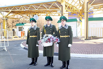 С цветами и оркестром поздравили с 8 Марта брестские пограничники женщин, въезжающих в Беларусь
