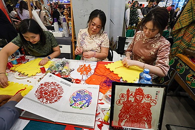 Добро, мир и рождественские подарки. Супруги послов провели предновогоднюю благотворительную ярмарку