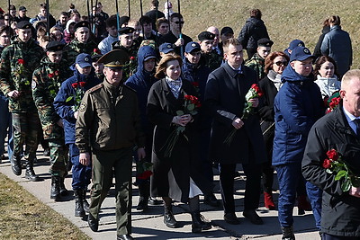 Колокола и людская скорбь. В день памяти Хатыни на мемориале возлагают цветы