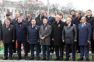 Памятник Рокоссовскому, парад военной техники. В Гомеле почтили память героев-освободителей
