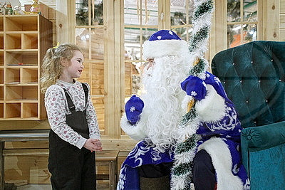 Деревушка Деда Мороза в \"Первом торговом\" принимает гостей