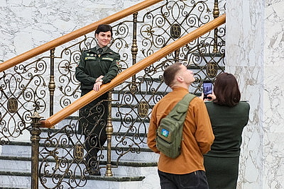 Представители органов погранслужбы посетили с экскурсией Дворец Независимости