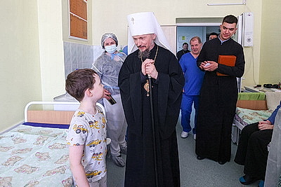 Митрополит Вениамин пообщался с пациентами РНПЦ детской хирургии