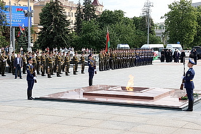 Святейший Патриарх Кирилл возложил венок к монументу Победы в Минске