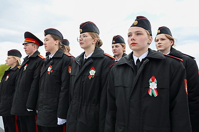 На \"Кургане Славы\" в честь государственных символов развернули полотнище флага длиной 36 м
