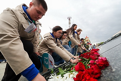 Память поколений. Участники \"Поезда Памяти\" возложили цветы к монументу Победы