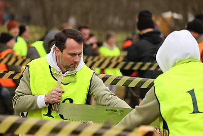 Невероятная атмосфера. Четвертый чемпионат по колке дров среди СМИ проходит в Минском районе