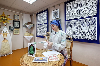 Вытинанки, набивки на ткани, старинные игрушки из дерева. Чему учат детей в Доме ремесел Глубокого