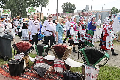 Региональный фестиваль \"Грай, гармонік!\" собрал в Ельске профессиональных музыкантов и любителей