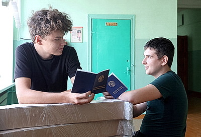 Впервые получили трудовые книжки. Ученики вносят свой вклад в обустройство школы