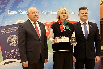 \"Воспитывает чувство гражданственности и патриотизма\". Миклашевич об акции \"Мы - граждане Беларуси!\"