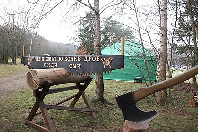 Невероятная атмосфера. Четвертый чемпионат по колке дров среди СМИ проходит в Минском районе