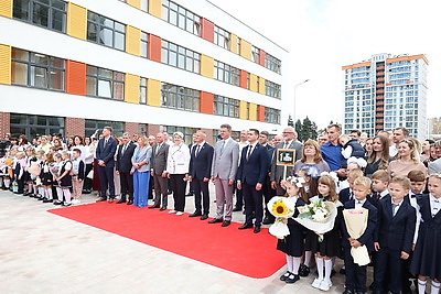 Железнодорожный класс и шикарная спортивная база. Новую школу открыли в Минске