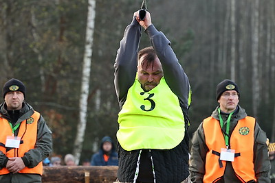 Невероятная атмосфера. Четвертый чемпионат по колке дров среди СМИ проходит в Минском районе