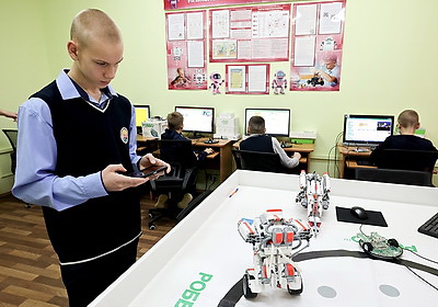 Дети тянутся к занятиям с первого класса. Как в сельской школе под Витебском растят будущих инженеров
