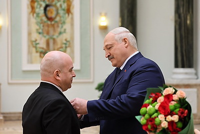 Лукашенко вручил государственные награды заслуженным представителям различных сфер