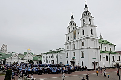 Сотни юных миротворцев собрались в центре Минска на линейку к Международному дню мира