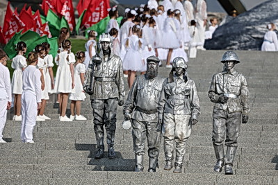 Торжественная церемония возложения цветов прошла у стелы \"Минск - город-герой\"