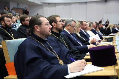 \"Любите свою семью\". Караник о роли традиционных семейных ценностей в укреплении глобальной безопасности