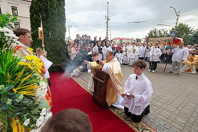 Крестный ход в честь праздника Божьего Тела прошел по улицам Гродно