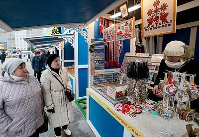 От ледового катка до подарков ручной работы. Чем удивляет рождественская ярмарка в Витебске