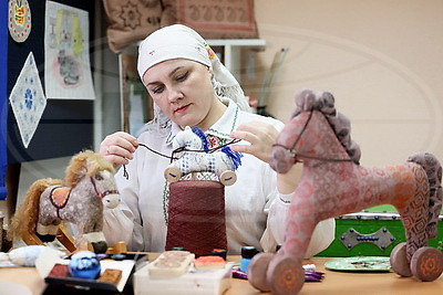 Вытинанки, набивки на ткани, старинные игрушки из дерева. Чему учат детей в Доме ремесел Глубокого