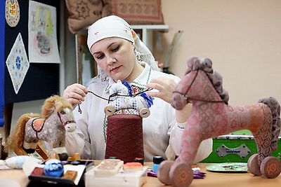 Вытинанки, набивки на ткани, старинные игрушки из дерева. Чему учат детей в Доме ремесел Глубокого
