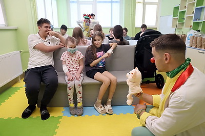 Во время акции \"ЖИТЬ, нельзя болеть\" детям в РНПЦ радиационной медицины вручили подарки