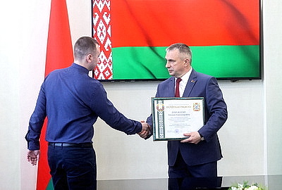 За выполнение важных задач. Вольфович вручил награды представителям разных сфер Гомельской области