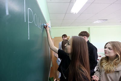 Учительница из Кобрина сделала выпускникам сюрприз, который растрогал детей и взорвал TikTok