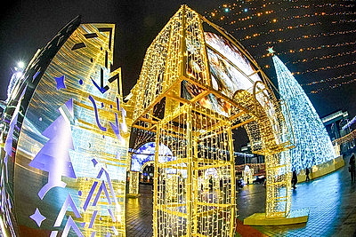 Новогодняя иллюминация превратила столицу в зимнюю сказку