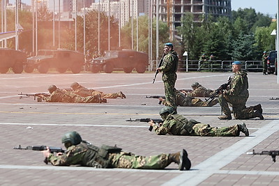 Воздушные маневры, выставка техники и каша по-армейски. Как в Минске прошел праздник ко Дню десантников