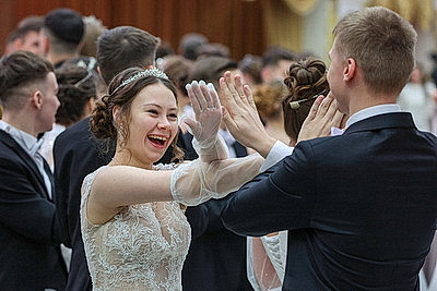 Вальс, кадриль и полонез. Дворец Независимости собрал участников красочного новогоднего бала