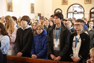 С букетом васильков в руках. Клаудио Гуджеротти возглавил литургию в брестском костеле Воздвижения Святого Креста