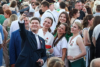 Гала-концерт \"Сильны в единстве, едины в песне\" собрал тысячи минчан у стелы \"Минск - город-герой\"