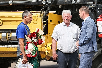 С зарядом на новые рекорды. На жатве в Гродненской области определился механизатор-тысячник