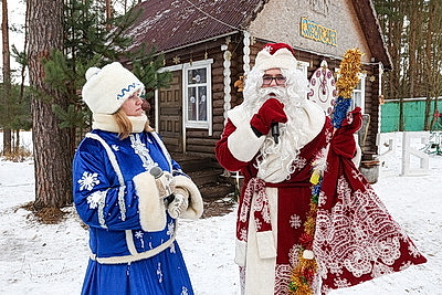 Квесты, игры, подарки. Как дети проводят праздники в резиденции Снегурочки в Городке