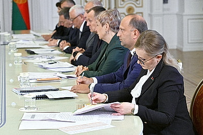 Лукашенко требует выстроить эффективную систему торгового обслуживания, прежде всего на селе