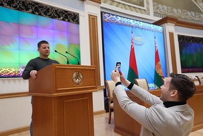 Блогеры - участники \"Марафона единства\" посетили Дворец Независимости