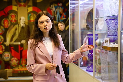 Участники медиатура \"Дорогами Победы\" презентовали Музею истории ВОВ копию уникального плаката