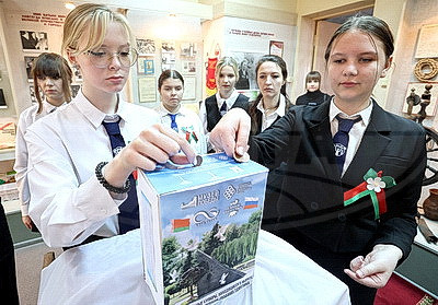 Учащиеся витебской школы передали фонду Талая монеты на создание народного памятника героям ВОВ в Москве