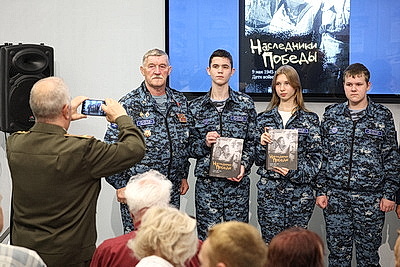 \"Нас воспитали участники великих побед\". В Минске презентовали книгу воспоминаний детей войны
