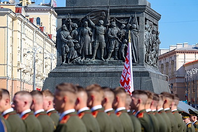 Член Посткома Политбюро ЦК КПК возложил венок к монументу Победы в Минске