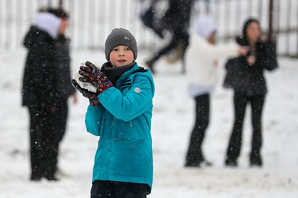 Первый снег. Детские забавы