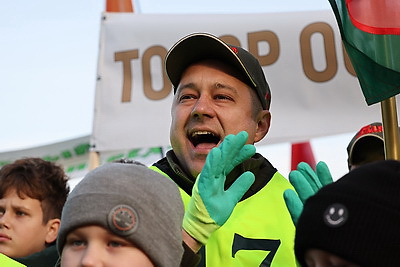 Невероятная атмосфера. Четвертый чемпионат по колке дров среди СМИ проходит в Минском районе