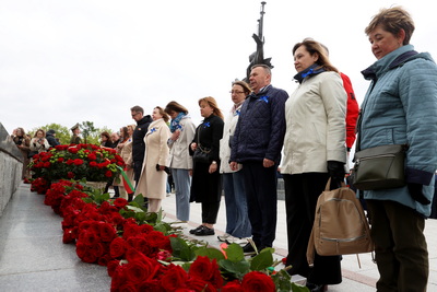 В праздник Первомая состоялось возложение цветов к стеле \"Минск - город-герой\"
