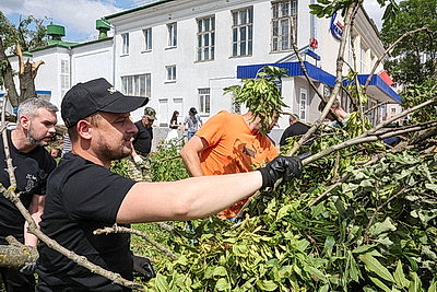 На благо города и людей: около 20 тыс. человек вышли на уборку последствий непогоды в Могилеве